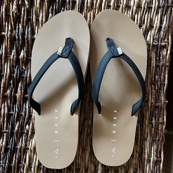 Reef Women's Tan Footbed Black Strap Sandals - Picture 2 of 7